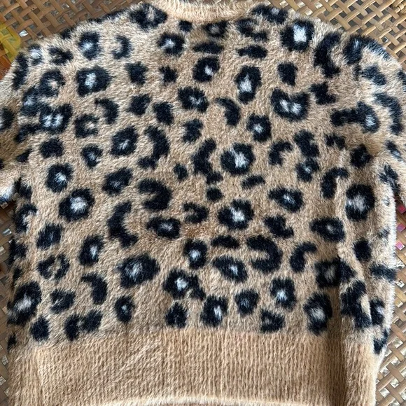 Absolute Softest Cozy Girls Leopard Zara Print Fuzzy Crewneck Sweater 6/7 - Picture 5 of 5